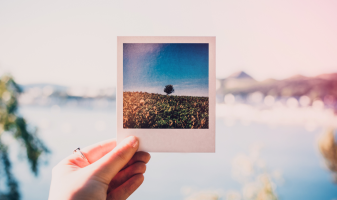 Fotografia di una persona che tiene in mano una polaroid
