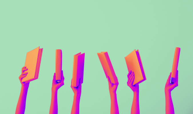 Grafica di braccia che reggono libri