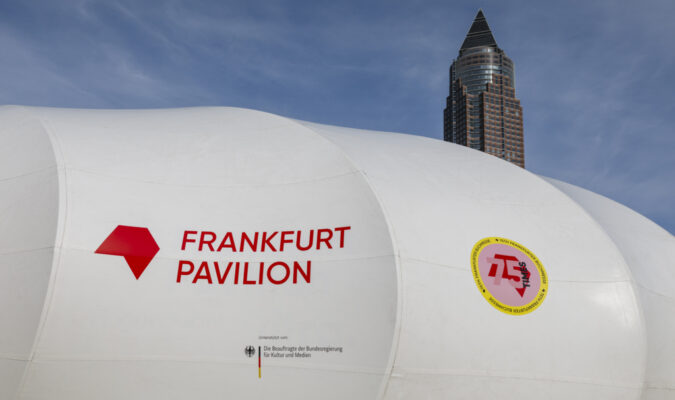 Fotografia di un pallone aerostatico con la scritta Frankfurt Pavilion